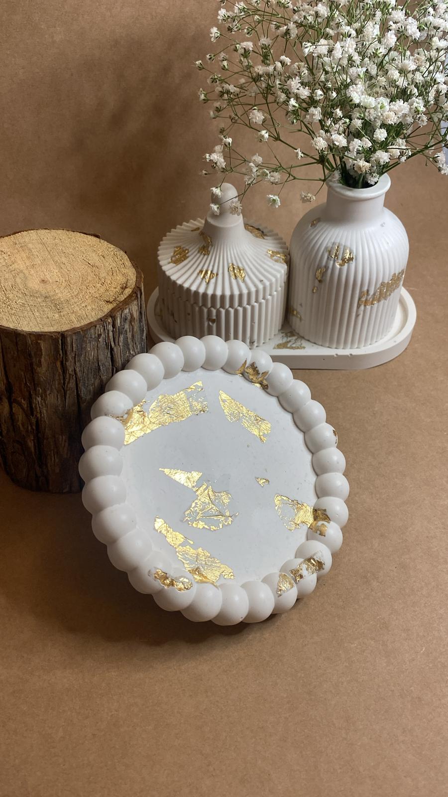 Conjunto de caixinha para joias, jarra e base redonda em folha de ouro